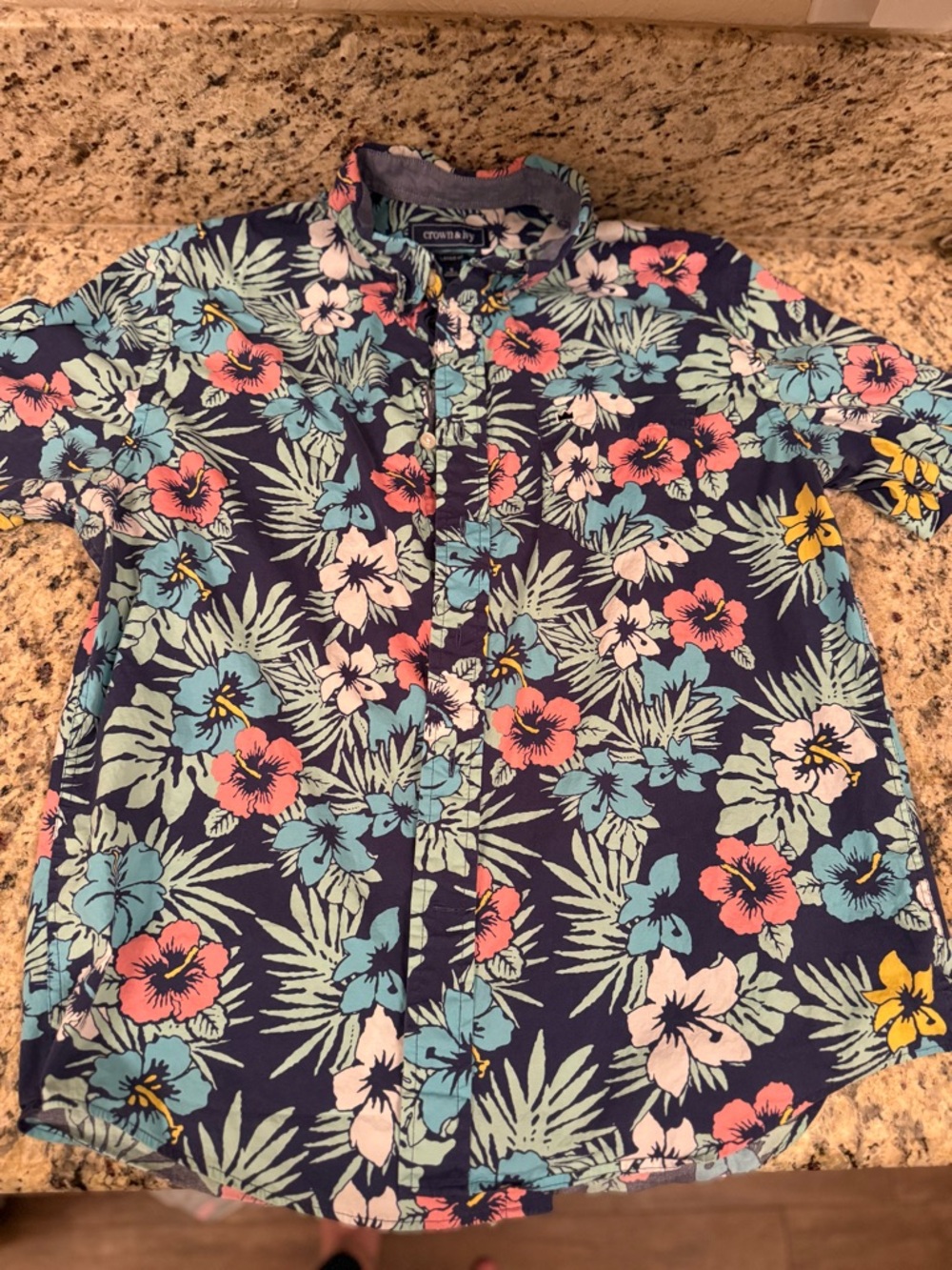 Men’s size small crown and ivy Hawaiian button up